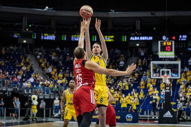 Basketball Berlin 09.06.2021 1. Bundesliga easyCredit BBL Saison 2020 2021 Playoffs Finale Spiel 1 Alba Berlin - FC Bayern München Marcus Eriksson (Alba Berlin, No.08) Robin Amaize (München, No.15)