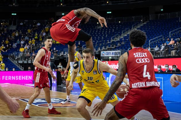 Sport Bilder des Tages Basketball Berlin 09.06.2021 1. Bundesliga easyCredit BBL Saison 2020 2021 Playoffs Finale Spiel 1 Alba Berlin - FC Bayern München Tim Schneider (Alba Berlin, No.10) Jalen Reynolds (München, No.08)