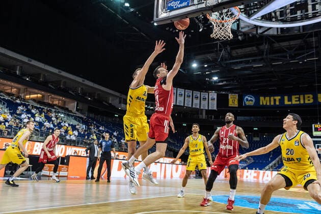 Basketball Berlin 09.06.2021 1. Bundesliga easyCredit BBL Saison 2020 2021 Playoffs Finale Spiel 1 Alba Berlin - FC Bayern München Zan Mark Sisko (München, No.31) Tim Schneider (Alba Berlin, No.10)