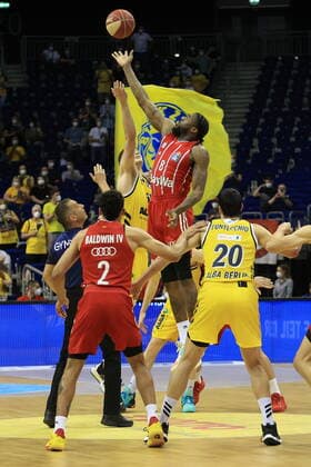 DEU, GER, easyCredit BBL, ALBA vs. Bayern Muenchen, 09.06.2021, Mercedes-Benz-Arena, Berlin, DEU, GER, easyCredit BBL, ALBA vs. Bayern Muenchen, im Bild Ben Lammers (ALBA Berlin 50), Jalen Reynolds (FC Bayern Muenchen 8)