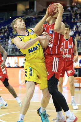 DEU, GER, easyCredit BBL, ALBA vs. Bayern Muenchen, 09.06.2021, Mercedes-Benz-Arena, Berlin, DEU, GER, easyCredit BBL, ALBA vs. Bayern Muenchen, im Bild Niels Giffey (ALBA Berlin 5), Robin Amaize (FC Bayern Muenchen 15)