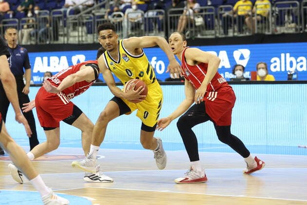 DEU, GER, easyCredit BBL, ALBA vs. Bayern Muenchen, 09.06.2021, Mercedes-Benz-Arena, Berlin, DEU, GER, easyCredit BBL, ALBA vs. Bayern Muenchen, im Bild Maodo Lo (ALBA Berlin 0), Robin Amaize (FC Bayern Muenchen 15)
