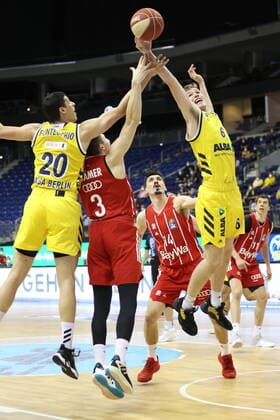 DEU, GER, easyCredit BBL, ALBA vs. Bayern Muenchen, 09.06.2021, Mercedes-Benz-Arena, Berlin, DEU, GER, easyCredit BBL, ALBA vs. Bayern Muenchen, im Bild Simone Fontecchio (ALBA Berlin 20), Malte Delow (ALBA Berlin 6), David Kraemer (FC Bayern Muenchen 3), Nihad Djedovic (FC Bayern Muenchen 14)