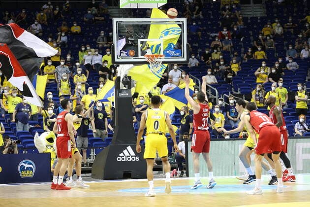 DEU, GER, easyCredit BBL, ALBA vs. Bayern Muenchen, 09.06.2021, Mercedes-Benz-Arena, Berlin, DEU, GER, easyCredit BBL, ALBA vs. Bayern Muenchen, im Bild ffw Zan Mark Sisko (FC Bayern Muenchen 31), Muenchner-Spielerkreis, Maodo Lo (ALBA Berlin 0)