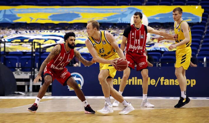 D.J. Seeley, Luke Sikma Aktion Spielszene Zweikampf Basketball Play Off Finale BBL Bundesliga Herren Saison 2020 2021 09.06.2021 ALBA Berlin vs. FC Bayern München