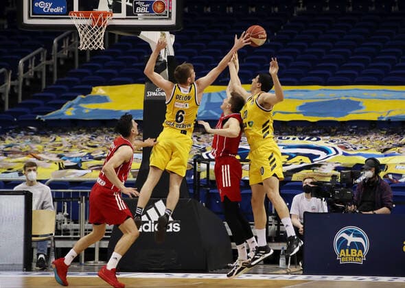 Nihad Djedovic, Malte Delow, David Krämer, Simone Fontecchio Aktion Spielszene Zweikampf Basketball Play Off Finale BBL Bundesliga Herren Saison 2020 2021 09.06.2021 ALBA Berlin vs. FC Bayern München