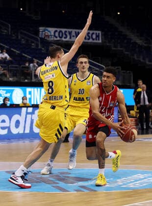 Marcus Eriksson, Tim Schneider, Wade Baldwin Aktion Spielszene Zweikampf Basketball Play Off Finale BBL Bundesliga Herren Saison 2020 2021 09.06.2021 ALBA Berlin vs. FC Bayern München