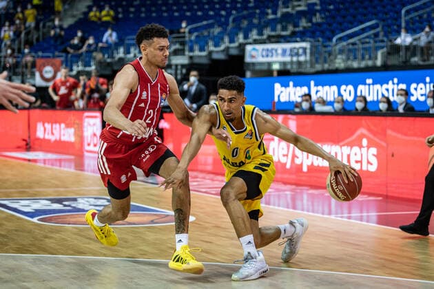 Basketball Berlin 09.06.2021 1. Bundesliga easyCredit BBL Saison 2020 2021 Playoffs Finale Spiel 1 Alba Berlin - FC Bayern München Maodo Lo (Alba Berlin, No.00) Wade Baldwin (München, No.02)