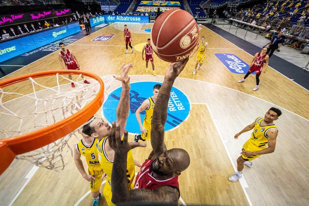 Basketball Berlin 09.06.2021 1. Bundesliga easyCredit BBL Saison 2020 2021 Playoffs Finale Spiel 1 Alba Berlin - FC Bayern München James Gist (München, No.21) Marcus Eriksson (Alba Berlin, No.08)