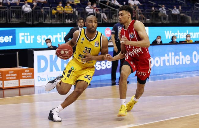 Jayson Granger, Wade Baldwin Aktion Spielszene Zweikampf Basketball Play Off Finale BBL Bundesliga Herren Saison 2020 2021 09.06.2021 ALBA Berlin vs. FC Bayern München