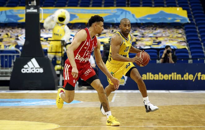 Wade Baldwin, Jayson Granger Aktion Spielszene Zweikampf Basketball Play Off Finale BBL Bundesliga Herren Saison 2020 2021 09.06.2021 ALBA Berlin vs. FC Bayern München