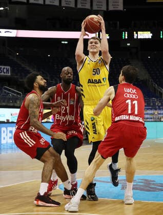D.J. Seeley, Gist, Ben Lammers, Vladimir Lucic Aktion Spielszene Zweikampf Basketball Play Off Finale BBL Bundesliga Herren Saison 2020 2021 09.06.2021 ALBA Berlin vs. FC Bayern München