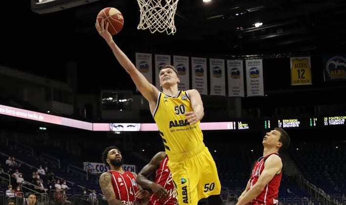 D.J. Seeley, Ben Lammers, Vladimir Lucic Aktion Spielszene Zweikampf Basketball Play Off Finale BBL Bundesliga Herren Saison 2020 2021 09.06.2021 ALBA Berlin vs. FC Bayern München