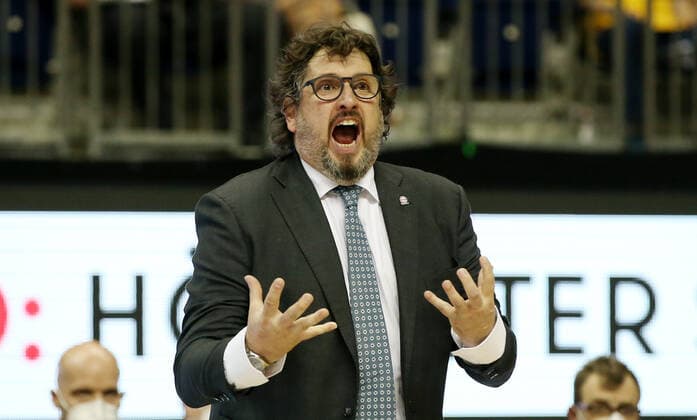 Trainer Andrea Trinchieri schimpfend Aktion Oberkoerper Oberkörper Basketball Play Off Finale BBL Bundesliga Herren Saison 2020 2021 09.06.2021 ALBA Berlin vs. FC Bayern München