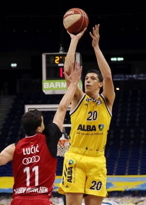 Vladimir Lucic, Simone Fontecchio Aktion Spielszene Zweikampf Basketball Play Off Finale BBL Bundesliga Herren Saison 2020 2021 09.06.2021 ALBA Berlin vs. FC Bayern München