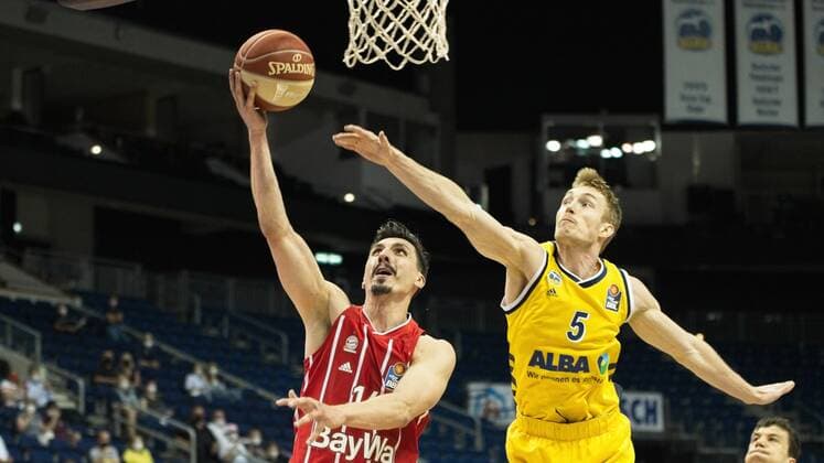 v.l. Nihad Djedovic - Bayern 14, Niels Giffey - Alba 5, 09.06.2021, BBL, Alba Berlin vs FC Bayern - Finale - Spiel 1, in der Mercedes Benz Arena, GER, Berlin, 09.06.2021, BBL, Alba vs FC Bayern - Spiel 1 - Playoff Berlin Copyright: xUwexKoch Eibner-Pressefotox EP_UKH