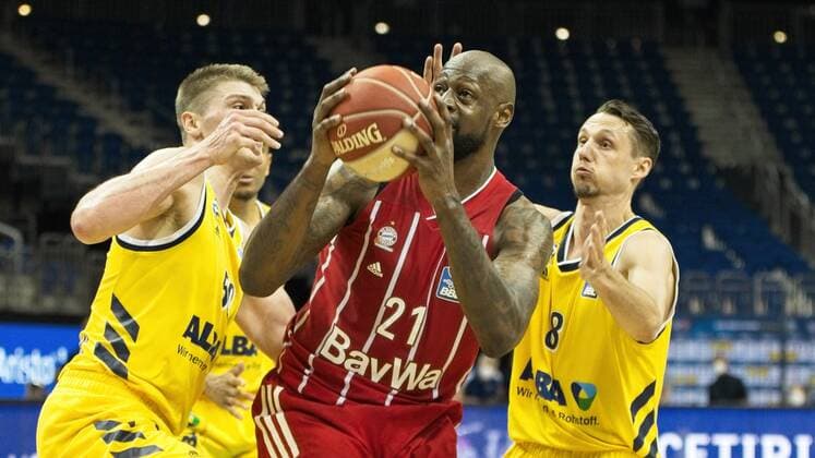 v.l. Ben Lammers - Alba 50, James Gist - Bayern 21, Marcus Eriksson - Alba 8, 09.06.2021, BBL, Alba Berlin vs FC Bayern - Finale - Spiel 1, in der Mercedes Benz Arena, GER, Berlin, 09.06.2021, BBL, Alba vs FC Bayern - Spiel 1 - Playoff Berlin Copyright: xUwexKoch Eibner-Pressefotox EP_UKH
