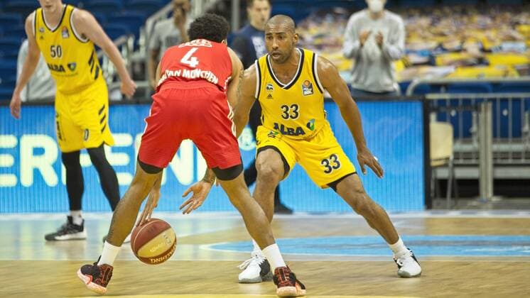 v.l. D. J. Seeley - Bayern 4, Jayson Granger - Alba 33, 09.06.2021, BBL, Alba Berlin vs FC Bayern - Finale - Spiel 1, in der Mercedes Benz Arena, GER, Berlin, 09.06.2021, BBL, Alba vs FC Bayern - Spiel 1 - Playoff Berlin Copyright: xUwexKoch Eibner-Pressefotox EP_UKH