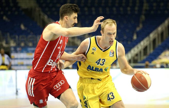 Nihad Djedovic, Luke Sikma Aktion Spielszene Zweikampf Basketball Play Off Finale BBL Bundesliga Herren Saison 2020 2021 09.06.2021 ALBA Berlin vs. FC Bayern München