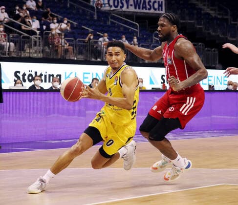 Maodo Lo, Jalen Reynolds Aktion Spielszene Zweikampf Basketball Play Off Finale BBL Bundesliga Herren Saison 2020 2021 09.06.2021 ALBA Berlin vs. FC Bayern München