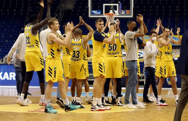 Alba Mannschaft feiert ersten 1.Sieg in der Finalserie best of five Basketball Play Off Finale BBL Bundesliga Herren Saison 2020 2021 09.06.2021 ALBA Berlin vs. FC Bayern München