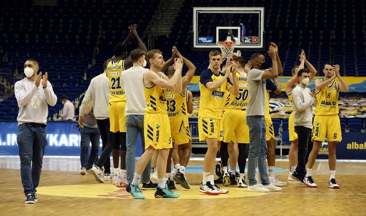 Alba Mannschaft feiert ersten 1.Sieg in der Finalserie best of five Basketball Play Off Finale BBL Bundesliga Herren Saison 2020 2021 09.06.2021 ALBA Berlin vs. FC Bayern München