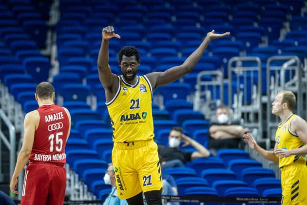 Basketball Berlin 09.06.2021 1. Bundesliga easyCredit BBL Saison 2020 2021 Playoffs Finale Spiel 1 Alba Berlin - FC Bayern München Christ Koumadje (Alba Berlin, No.21) Jubel nach seinem Block