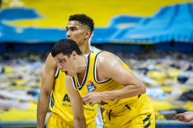 Basketball Berlin 09.06.2021 1. Bundesliga easyCredit BBL Saison 2020 2021 Playoffs Finale Spiel 1 Alba Berlin - FC Bayern München Simone Fontecchio (Alba Berlin, No.20) verletzt Blutend