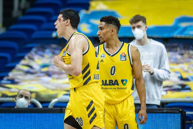 Basketball Berlin 09.06.2021 1. Bundesliga easyCredit BBL Saison 2020 2021 Playoffs Finale Spiel 1 Alba Berlin - FC Bayern München Simone Fontecchio (Alba Berlin, No.20) verletzt Blutend