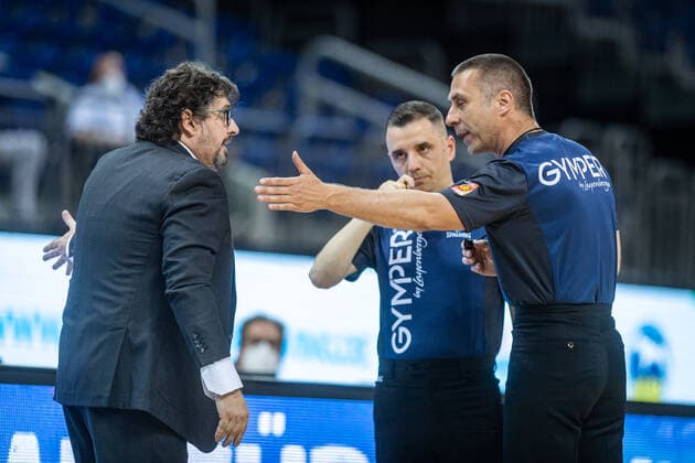 Basketball Berlin 09.06.2021 1. Bundesliga easyCredit BBL Saison 2020 2021 Playoffs Finale Spiel 1 Alba Berlin - FC Bayern München Schiedsrichter Robert Lottermoser Andrea Trinchieri (München, Trainer)