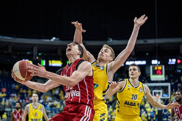Basketball Berlin 09.06.2021 1. Bundesliga easyCredit BBL Saison 2020 2021 Playoffs Finale Spiel 1 Alba Berlin - FC Bayern München Vladimir Lucic (München, No.11) Niels Giffey (Alba Berlin, No.05)