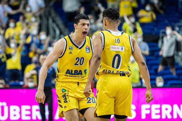 Basketball Berlin 09.06.2021 1. Bundesliga easyCredit BBL Saison 2020 2021 Playoffs Finale Spiel 1 Alba Berlin - FC Bayern München Simone Fontecchio (Alba Berlin, No.20) Maodo Lo (Alba Berlin, No.00) Jubel