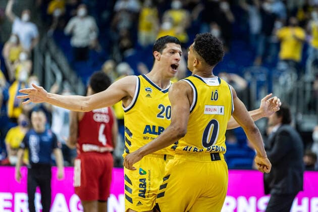 Basketball Berlin 09.06.2021 1. Bundesliga easyCredit BBL Saison 2020 2021 Playoffs Finale Spiel 1 Alba Berlin - FC Bayern München Simone Fontecchio (Alba Berlin, No.20) Maodo Lo (Alba Berlin, No.00) Jubel