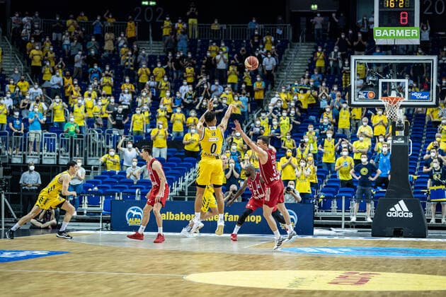 Basketball Berlin 09.06.2021 1. Bundesliga easyCredit BBL Saison 2020 2021 Playoffs Finale Spiel 1 Alba Berlin - FC Bayern München letzter Wurf von Maodo Lo (Alba Berlin, No.00) zum Sieg
