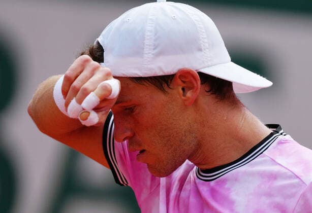 (210610) -- PARIS, June 10, 2021 -- Diego Schwartzman of Argentina reacts during the men s singles quarterfinal against Rafael Nadal of Spain at the French Open tennis tournament at Roland Garros in Paris, France, June 9, 2021. ) (SP)FRANCE-PARIS-TENNIS-ROLAND GARROS-FRENCH OPEN-MEN S SINGLES-DAY 11 GaoxJing 