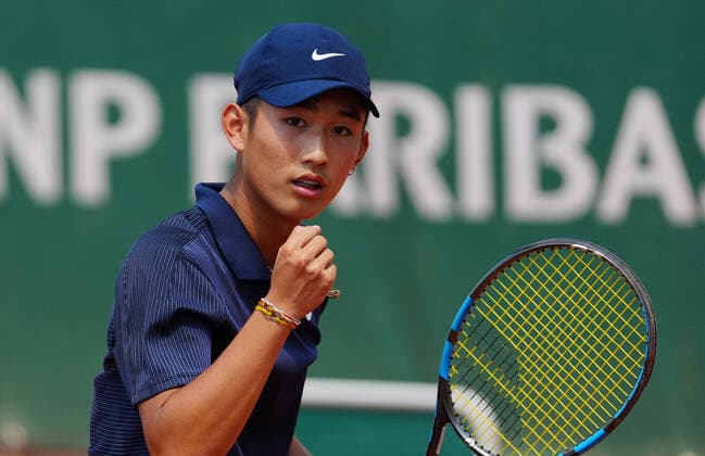 (210610) -- PARIS, June 10, 2021 -- Shang Juncheng of China reacts during the boys singles third round match against Leo Borg of Sweden at the French Open tennis tournament at Roland Garros in Paris, France, June 9, 2021. ) (SP)FRANCE-PARIS-TENNIS-ROLAND GARROS-FRENCH OPEN-BOY S SINGLES-DAY 11 GaoxJing 