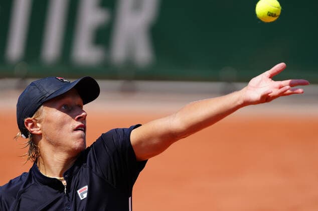 (210610) -- PARIS, June 10, 2021 -- Leo Borg of Sweden serves during the boys singles third round match against Shang Juncheng of China at the French Open tennis tournament at Roland Garros in Paris, France, June 9, 2021. ) (SP)FRANCE-PARIS-TENNIS-ROLAND GARROS-FRENCH OPEN-BOY S SINGLES-DAY 11 GaoxJing 
