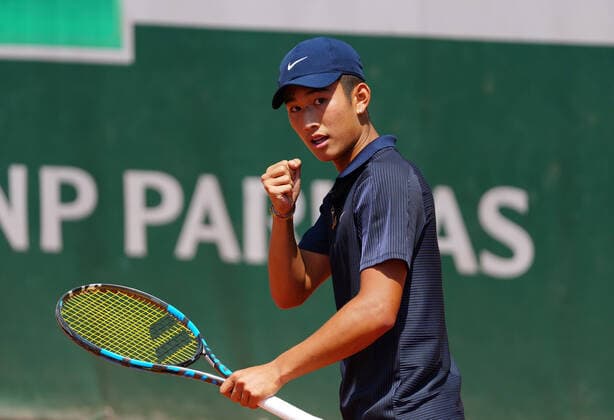 (210610) -- PARIS, June 10, 2021 -- Shang Juncheng of China reacts during the boys singles third round match against Leo Borg of Sweden at the French Open tennis tournament at Roland Garros in Paris, France, June 9, 2021. ) (SP)FRANCE-PARIS-TENNIS-ROLAND GARROS-FRENCH OPEN-BOY S SINGLES-DAY 11 GaoxJing 