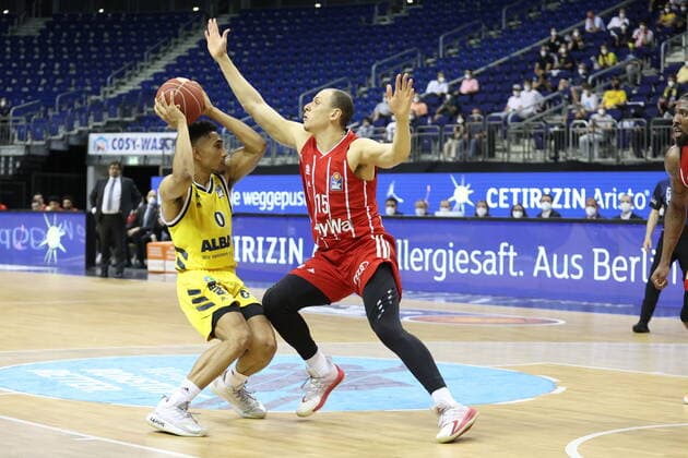 DEU, GER, easyCredit BBL, ALBA vs. Bayern Muenchen, 09.06.2021, Mercedes-Benz-Arena, Berlin, DEU, GER, easyCredit BBL, ALBA vs. Bayern Muenchen, im Bild Jayson Granger (ALBA Berlin 33), Robin Amaize (FC Bayern Muenchen 15)