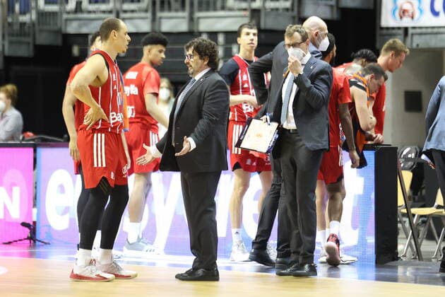 DEU, GER, easyCredit BBL, ALBA vs. Bayern Muenchen, 09.06.2021, Mercedes-Benz-Arena, Berlin, DEU, GER, easyCredit BBL, ALBA vs. Bayern Muenchen, im Bild Head Coach: Andrea Trinchieri (FC Bayern Muenchen), Robin Amaize (FC Bayern Muenchen 15)