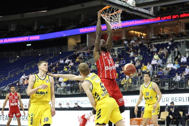 DEU, GER, easyCredit BBL, ALBA vs. Bayern Muenchen, 09.06.2021, Mercedes-Benz-Arena, Berlin, DEU, GER, easyCredit BBL, ALBA vs. Bayern Muenchen, im Bild Ben Lammers (ALBA Berlin 50), Niels Giffey (ALBA Berlin 5), Simone Fontecchio (ALBA Berlin 20), James Gist (FC Bayern Muenchen 21)