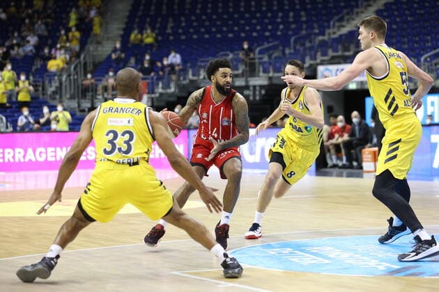 DEU, GER, easyCredit BBL, ALBA vs. Bayern Muenchen, 09.06.2021, Mercedes-Benz-Arena, Berlin, DEU, GER, easyCredit BBL, ALBA vs. Bayern Muenchen, im Bild Jayson Granger (ALBA Berlin 33), Marcus Eriksson (ALBA Berlin 8), Ben Lammers (ALBA Berlin 50), D. J. Seeley (FC Bayern Muenchen 4)