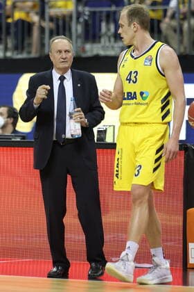 DEU, GER, easyCredit BBL, ALBA vs. Bayern Muenchen, 09.06.2021, Mercedes-Benz-Arena, Berlin, DEU, GER, easyCredit BBL, ALBA vs. Bayern Muenchen, im Bild Cheftrainer Aito Garcia Reneses (ALBA Berlin), Luke Sikma (ALBA Berlin 43)