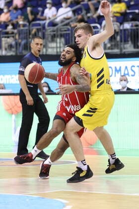 DEU, GER, easyCredit BBL, ALBA vs. Bayern Muenchen, 09.06.2021, Mercedes-Benz-Arena, Berlin, DEU, GER, easyCredit BBL, ALBA vs. Bayern Muenchen, im Bild Malte Delow (ALBA Berlin 6), D. J. Seeley (FC Bayern Muenchen 4)