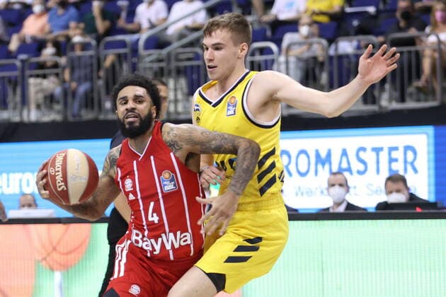 DEU, GER, easyCredit BBL, ALBA vs. Bayern Muenchen, 09.06.2021, Mercedes-Benz-Arena, Berlin, DEU, GER, easyCredit BBL, ALBA vs. Bayern Muenchen, im Bild Malte Delow (ALBA Berlin 6), D. J. Seeley (FC Bayern Muenchen 4)