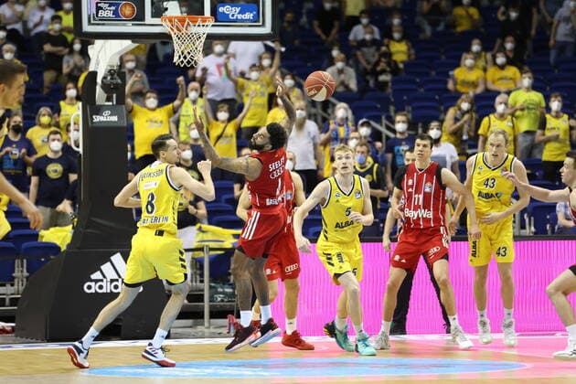 DEU, GER, easyCredit BBL, ALBA vs. Bayern Muenchen, 09.06.2021, Mercedes-Benz-Arena, Berlin, DEU, GER, easyCredit BBL, ALBA vs. Bayern Muenchen, im Bild Marcus Eriksson (ALBA Berlin 8), Niels Giffey (ALBA Berlin 5), Luke Sikma (ALBA Berlin 43), D. J. Seeley (FC Bayern Muenchen 4), Vladimir Lucic (FC Bayern Muenchen 11)