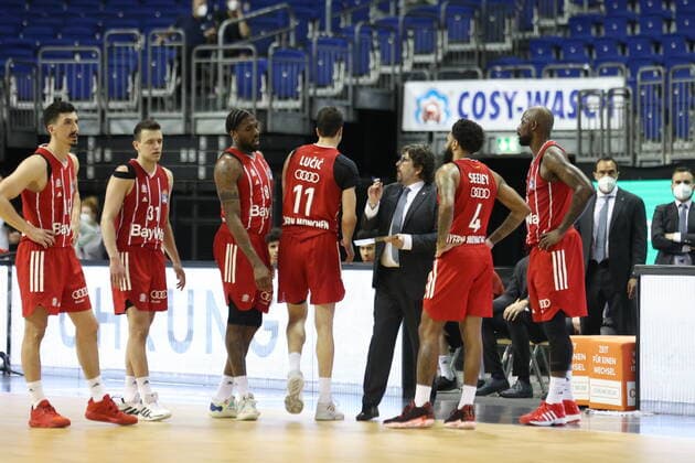 DEU, GER, easyCredit BBL, ALBA vs. Bayern Muenchen, 09.06.2021, Mercedes-Benz-Arena, Berlin, DEU, GER, easyCredit BBL, ALBA vs. Bayern Muenchen, im Bild Head Coach: Andrea Trinchieri (FC Bayern Muenchen), Muenchner-Spielerkreis