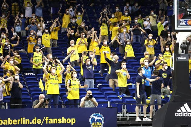 DEU, GER, easyCredit BBL, ALBA vs. Bayern Muenchen, 09.06.2021, Mercedes-Benz-Arena, Berlin, DEU, GER, easyCredit BBL, ALBA vs. Bayern Muenchen, im Bild ALBA-Fans