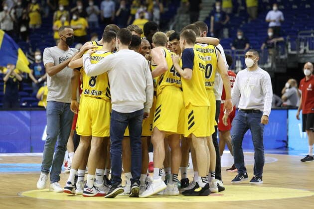 DEU, GER, easyCredit BBL, ALBA vs. Bayern Muenchen, 09.06.2021, Mercedes-Benz-Arena, Berlin, DEU, GER, easyCredit BBL, ALBA vs. Bayern Muenchen, im Bild ALBA-Spielerkreis, Louis Olinde (ALBA Berlin 19), Peyton Siva (ALBA Berlin 3)