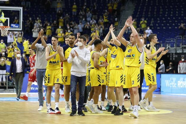 DEU, GER, easyCredit BBL, ALBA vs. Bayern Muenchen, 09.06.2021, Mercedes-Benz-Arena, Berlin, DEU, GER, easyCredit BBL, ALBA vs. Bayern Muenchen, im Bild ALBA-Spielerkreis